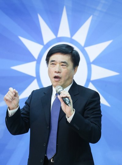 被拍成"自由女神像" 郝龙斌自嘲:哥会继续努力