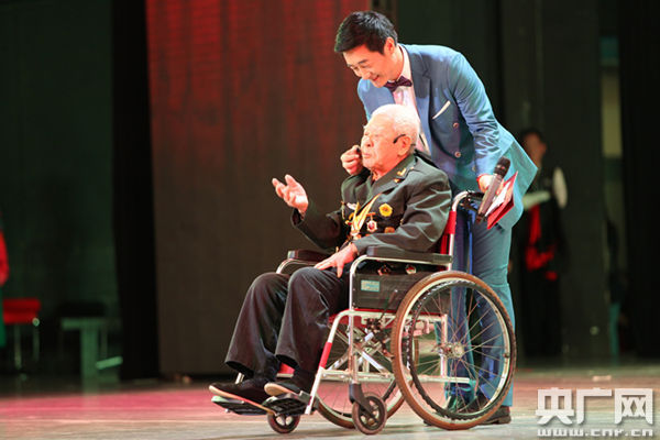 九十四岁高龄的东纵老战士戴志鹏老人带来的《老兵的幸福串烧,引发