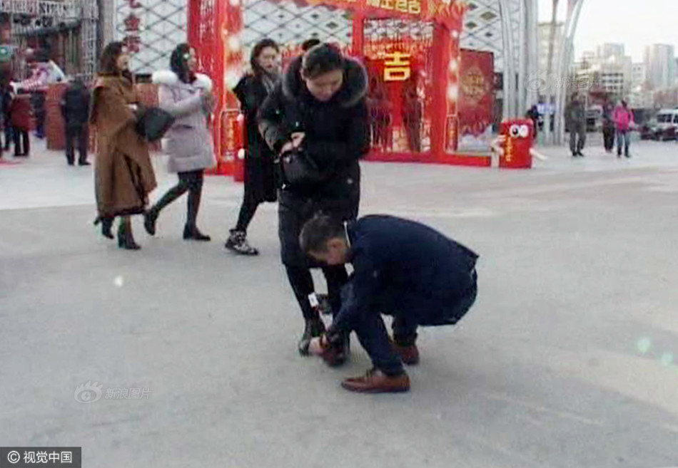 "小伙一边低头擦鞋一边解释称.